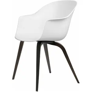 Chaise blanche semi-mate en hêtre teinté noir Bat - Gubi