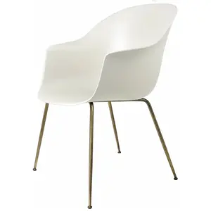 Chaise blanche en laiton vieilli Bat - Gubi pas cher