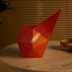 Lampe portable en métal perforé orange 18x18x36cm Bagdad - Gubi