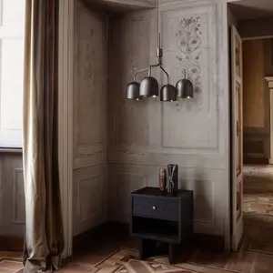 Lustre à 4 bras courts noir base noire Howard Chandelier - GubiVendu parluminaire