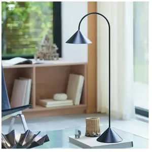 FRANDSEN Lampe sur pied LED Grasp, noir, hauteur 72 cm, métal pas cher