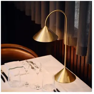 FRANDSEN lampe de table LED Grasp, couleur laiton, hauteur 47 cmVendu parluminaire