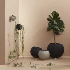 AYTM pot de fleurs mural Globe, Ø 21 cm, noir, aluminium pas cher