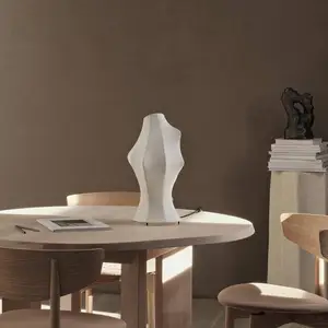 ferm LIVING Lampe à poser Dea, fer, toison, blanc, hauteur 42 cm pas cher