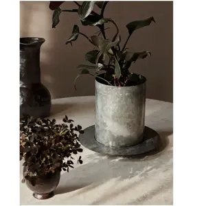 ferm LIVING Pot de fleurs Auran, gris, hauteur 21 cm, fer pas cher
