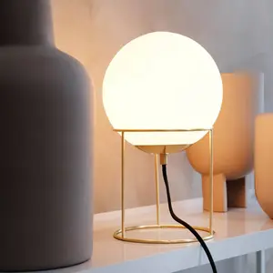 Dyberg Larsen Lampe de table Madrid, opale/laiton, 34 cmVendu parluminaire