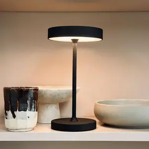 Lampe à poser LED Dyberg Larsen Starlight, noire, métal pas cher
