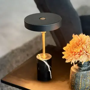 Lampe à poser LED rechargeable Dyberg Larsen Starlight, noir/laiton pas cher