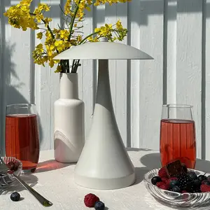 Lampe à poser en métal blanc pas cher