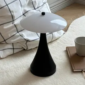 Dyberg Larsen Lampe à poser LED rechargeable Vienna, noir/opale 28 cm pas cher
