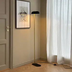 Lampe sur pied Dyberg Larsen Arch, noir/laiton, 143 cm pas cher