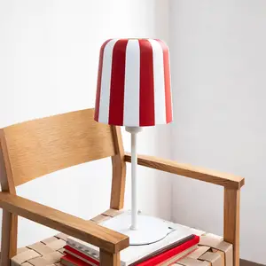Dyberg Larsen Lampe de table Gry, rouge/blanc, hauteur 49,5 cm, métal pas cher