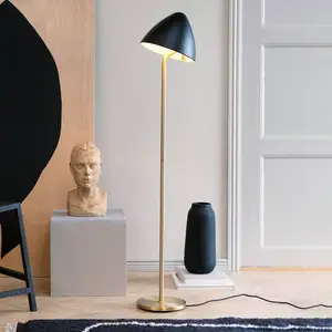 Comparateur de prix : Dyberg Larsen lampadaire Oulu, noir/laiton, hauteur 128 cm