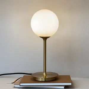 Dyberg Larsen Lampe de table Sia, opale/laiton, hauteur 12 cm pas cher