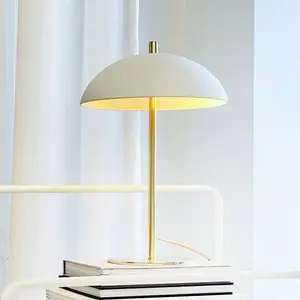 Lampe à poser Dyberg Larsen Globus, beige/laiton, 44 cm pas cher