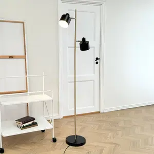 Lampe sur pied Dyberg Larsen Ocean, noir/laiton, à 2 lampes.