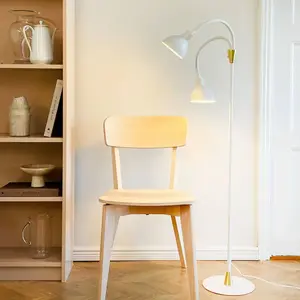 Dyberg Larsen Lampadaire Lilje, blanc, hauteur 135 cm, à 2 lampes.