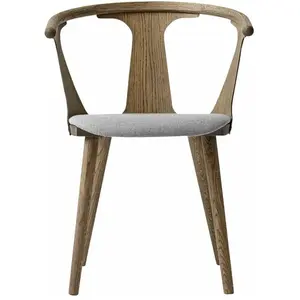 Chaise en chêne laqué foncé et tissu gris SK2 In Between - &tradition