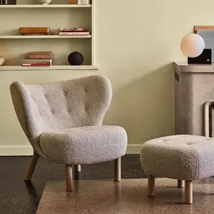 Fauteuil Little Petra et pouf en laine beige et chêne - &Tradition
