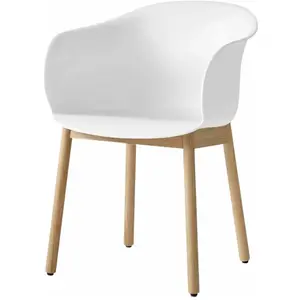 Chaise blanche piétement en bois de chêne JH30 - &tradition