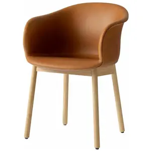 Chaise en cuir marron piétement en chêne JH31 - &tradition