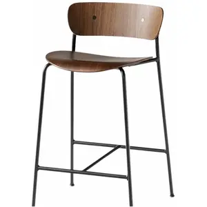 Chaise de bar en noyer AV7 Pavilion - &tradition