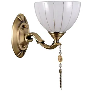 Comparateur de prix : Luminaire Center Baxio - Applique murale stylisée dorée à 1 lumière avec abat-jour en verre laiteux, E27 - Italux