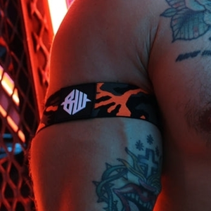 Brassards NEO CAMO Noir-Orange Neon S/M