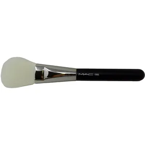 MAC Cosmetics Brush 135S Large Flat Powder pinceau oval poudre 1 pcs pas cher