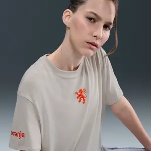 Nike T-shirt femme Pays-Bas One Realxed 2025 Blanc XS HJ4120-106 pas cher