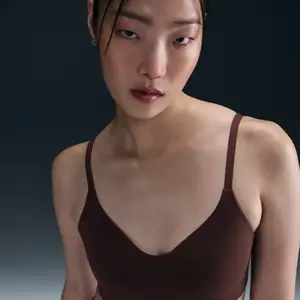 Brassière de sport rembourrée et convertible à maintien léger Nike Ala... pas cher