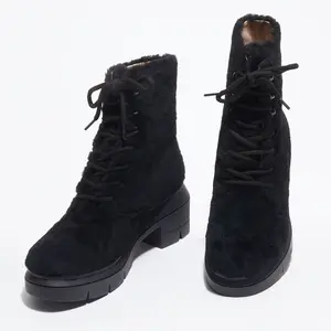 Stuart Weitzman - Boots en Peau de Mouton Nisha noires - Talon 7,5 cm ...