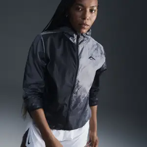 Nike Jacket W Nk Trail Repel Jkt, Black/Black, FN6853-010, S pas cher