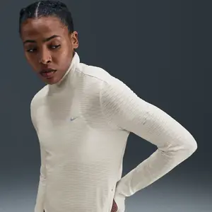 Haut de running à col roulé Therma-FIT Nike Swift pour femme - Blanc M... pas cher