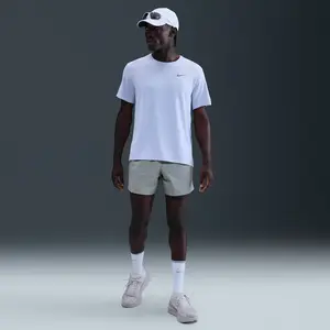 Short de running avec boxer intégré et motifs réfléchissants Nike Stri... pas cher