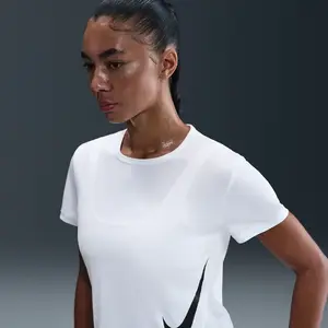 Haut de running à manches courtes Dri-FIT Nike Tempo Swoosh Run pour f... pas cher