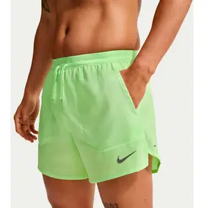 Nike Stride 5in Short de running Hommes - vert clair, argent, Taille S pas cher