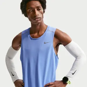 Comparateur de prix : Débardeur de running Dri-FIT Nike Miler pour homme - Bleu S IF2018-494