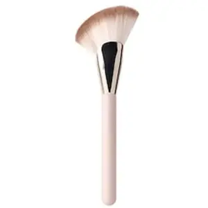 RARE BEAUTY Warm Wishes Angled Powder Brush - Pinceau biseauté pour po... pas cher