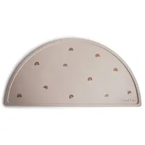 Mushie Set de table en silicone Rainbows pas cher