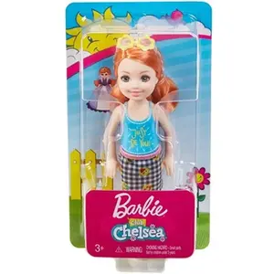 Barbie Famille mini-poupée Chelsea fille rousse, haut bleu et jupe vichy motifs smileys, jouet pour enfant, FXG81 pas cher