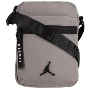 Comparateur de prix : Sacoche Homme Jordan Grise Logo Métal