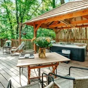 Cabane dans les Arbres avec Spa Privatif près de Bordeaux
