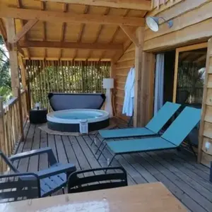 Cabane sur Pilotis avec Jacuzzi Privatif près d'Aurillac
