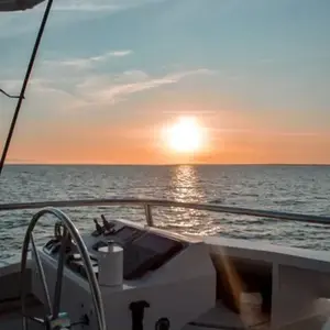 Promenade en Catamaran au Coucher de Soleil à La Rochelle