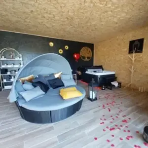 Nuit en Bulle avec Spa et Piscine Privatifs près de Carcassonne