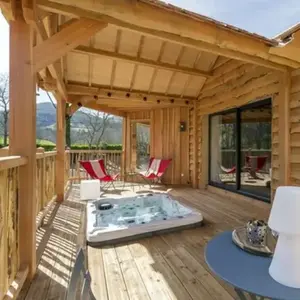 Cabane sur Pilotis avec Spa et Sauna Privatif près d'Annonay