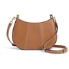 Image de Le Tanneur, petit sac demi-lune, sac bandoulière, en cuir grainé, Juliette, femme, poche plate, poche zippée, bandoulière amovible et ajustable, double porté, épaule, croisé