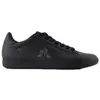 Image de LE COQ SPORTIF - COURTSET - Baskets Homme - Taille 43 - Tripleblack | Tige cuir · Doublure textile · Semelle caoutchouc · Semelle intérieure à mémoire de forme · Amorti à chaque appui