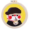 Image de Figured'Art Punch Needle Kit Complet pour Adultes et Enfants - Petit Garçon en train de Boire - Parfait pour Débutant. Set prêt à broder taille 20x20cm avec cadre circulaire